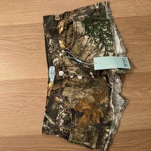 REVICE Earthy camo Oakland editors cut  Denim Shorts